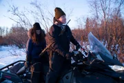 Sonta Roach fährt mit ihrer Tochter Sydney Roach auf einem Schneemobil bei der Elchjagd. (National Geographic/David Lovejoy)
