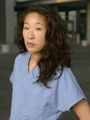 (1. Staffel) - Strengt sich an Arzt und dennoch Mensch zu bleiben: Dr. Cristina Yang (Sandra Oh) ...