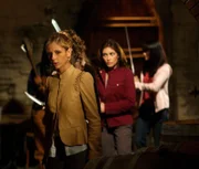 Buffy (Sarah Michelle Gellar, l.) und Kennedy (Iyari Perez Limon, r.) müssen es mit einem neuen gefährlichen Gegner aufnehmen, der im Auftrag der Macht des Bösen Todesboten ausgesandt hat, um Anwärterinnen auf der ganzen Welt zu töten ...