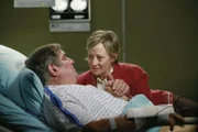 Hoffen, auf Hilfe der Ärzte: Martin (Dan Lauria, l.) und Sally Davis (Lily Knight, r.) ...