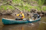 Jessi und Chris Morse paddeln auf dem Cosna River, bevor sie ihr Reusennetz auslegen. (National Geographic/Jensen Walker)