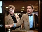 Der Wissenschaftler Dr. Leonard Palmer (Dean Jones) hat Jessica Fletcher (Angela Lansbury) vom Flughafen abgeholt. Die beiden wollen, gemeinsam mit Jessicas Nichte Carrie, am Abend zu einer Cocktailparty gehen.