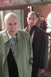 CROSSING JORDAN -- NBC Series -- "For Harry, With Love and Squalor" -- Pictured: (l-r) Carl Reiner as Harry Macy, Miguel Ferrer as Dr. Garret Macy -- TV GREAT CARL REINER ('THE DICK VAN DYKE SHOW,' 'OCEAN'S ELEVEN') GUEST-STARS AS GARRET'S ESTRANGED FATHER WHOSE REUNION WITH HIS SON IS AT BEST DUBIOUS WHEN CUBAN GANGSTERS AND A MISSING $100,000 ARE THROWN INTO THE MIX -- NBC Photo: Chris Haston