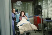 Jo (Camilla Luddington, l.) kümmert sich um Andrea (Crista Flanagan, r.), bei der sich eine wurmähnliche Kreatur in ihrer Nase befindet, während Owen schockiert ist, dass seine Mutter ins Krankenhaus eingeliefert wird ...