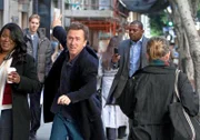 FBI Agent Ben Reynolds (Mekhi Phifer) und Dr. Cal Lightman (Tim Roth, l.) versuchen einen mutmaßlichen Bombenanschlag inmitten der Fußgängerzone zu verhindern.