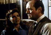 Peg Bennett (Robin Riker-Hasley, l.) will ihrem Mann Tobias (Dennis Lipscomb, r.) in seinem moralischen Konflikt beistehen.