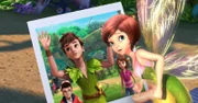 John, Peter Pan, Wendy und die Verlorenen Kinder sind in einem Polaroidbild eingefangen. Nun muss Tinker Bell rasch Hilfe holen