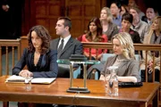 Clara Musso (Melissa George, r.) wird vorgeworfen, ihren reichen Ehemann ermordet zu haben. Kann Verteidigerin Zoe Landau (Jennifer Beals) die Richterin von der Unschuld ihrer Klientin zu überzeugen?