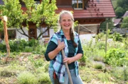 Bauerngärtnerin Rita Vitt in ihrem Gemüsegarten im Schwarzwald.