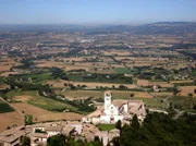 Blick auf Assisi und die Basilika San Francesco, in deren Krypta die Gebeine des Heiligen Francesco liegen.