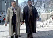 Detective Lennie Briscoe (Jerry Orbach, l.) und Detective Ed Green (Jesse L. Martin).