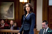 Zoe Landau (Jennifer Beals) versucht den Gerichtssaal von der Unschuld  ihrer Klientin zu überzeugen.