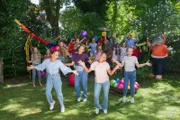 Jetzt kann die große Gartenparty mit den TanzAlarm-Kids und ihren Freunden starten!