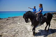 Die Pferdezüchter Karina und Cisco Marques beim Ausritt auf Menorca.