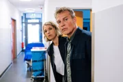 Die Ermittler Vanessa Haas (Kerstin Landsmann, l.) und Matti Wagner (Pierre Besson, r.) sehen sich in dem Krankenhaus um, in dem das Mordopfer gearbeitet hatte.