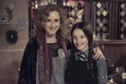 Es ist Elternabend, und Mildreds Mutter (Nicola Stephenson) ist stolz auf ihre Tochter (Bella Ramsey).