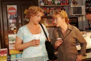 Agnes (Susanne Szell, l.) findet bei Helga (Ulrike Mai, r.) ein offenes Ohr für ihre Probleme.