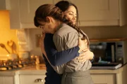 Connells Mutter Lorraine (Sarah Greene, l.) arbeitet als Haushaltshilfe für  Mariannes Familie. Sie erkennt, wie verzweifelt und einsam sich Marianne (Daisy Edgar-Jones, r.) fühlt.
