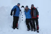 Checker Tobi (Mitte) beim Schneeskulpturen-Festival in Ischgl mit dem deutschen Team