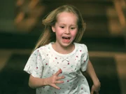 MDR Fernsehen TATORT, "Money! Money!", am Mittwoch (22.02.12) um 22:05 Uhr. Angies Tochter Bea (Julia-Kristin Pittasch) läuft weinend über den Hotelflur. Gerade hat sie ihre tote Mutter in der Suite liegen sehen.