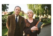 Polizistengattin Joyce Barnaby (Jane Wymark) arbeitet mit Giles Cato (Michael Elwyn) dem Chef des Heimatmuseums an einer Bestandsaufnahme aller historischen Gebäude in Midsomer.