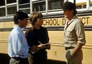 Colin (Andrew Lauer, l.) und Doug (Scott Fults, M.) wollen den Busfahrer Larry (Dack Rambo, r.) zu dem Unfall befragen.