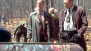 Stabler (Christopher Meloni, l.) und Agent Rod Franklin (John Doman) stehen vor einem Rätsel. Drei Personen wurden ermordet, die jedoch in keinem Zusammenhang zueinander stehen.