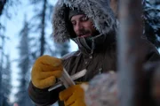Johnny Rolfe stellt eine Marderfalle auf, die er aus Holz gebaut hat. (National Geographic/Mike Fennell)