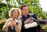 Pfarrer Jens Steffensen (Jan Fedder) muss sich um die kleinen Kätzchen von Sophie Strohmayr (Michaela May) kümmern.