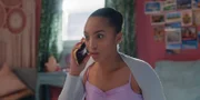 Cece (Hailey Romain) erhält telefonisch eine wichtige Nachricht. Sie soll sofort zu Amy und Lola in Tante Gingers Laden kommen.