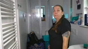 Tanja gewährt dem Obdachlosen Sven in ihrem Badezimmer Unterschlupf..