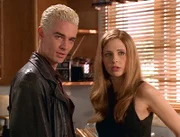 Spike (James Masters, l.) und Buffy (Sarah Michelle Gellar, r.) fragen sich, was Warren und seine Kumpane mit dem gestohlenen Diamanten aus dem Museum vorhaben ...