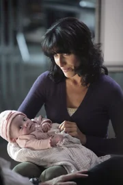 Cuddy (Lisa Edelstein) präsentiert House stolz ihr Baby.