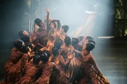 Die Tänzerinnen proben am Set von "Dämonen der Leidenschaft" in den Babelsberger Filmstudios.