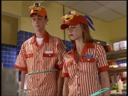 Buffy (Sarah Michelle Gellar, r.) braucht dringend Geld und nimmt einen Job in einem Hamburger-Restaurant an, das damit wirbt, dass die Hamburger eine geheime Zutat enthalten ...