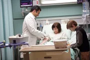 Dr. Kutner (Kal Penn, l.) kümmert sich um die Lehrerin Sarah (Erika Flores, M.), die ins Krankenhaus eingeliefert wurde, weil sie Blut spuckt. Doch die ersten Tests lassen keine eindeutigen Rückschlüsse zu. Was fehlt der Patientin wirklich?