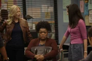 Britta (Gillian Jacobs, l.) und Annie (Alison Brie, r.) haben eine Vermutung: Hat Shirley (Yvette Nicole Brown, M.) etwas mit dem verschwundenen Stift zu tun?