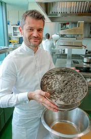 Der junge Enrico Bartolini ist der erste Koch in der Geschichte der Michelin-Sterne, dem zeitgleich vier Sterne für mehrere seiner Restaurants verliehen wurden.