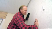 Der 50-jährige Reiner bearbeitet die WändeDer 50-jährige Reiner bearbeitet die Wände