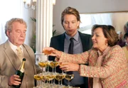 Junior-Chef Stefan (Tim Morten Uhlenbrock, Mitte) ist gar nicht erfreut über den spendablen Umgang mit Champagner, den Opa Albert (Michael Hanemann) und Oma Lore (Gila von Weitershausen) betreiben.