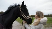 Franziska Dully mit ihrem Pferd Fleur: die tägliche Arbeit mit dem Tier hilft ihr, ihre Krankheit besser zu bewältigen.