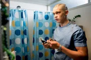 Eine niederschmetternde Diagnose veranlasst Jonas Till Neumann (Damian Hardung), die Haare abzurasieren.