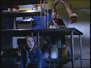 Nachts geht Buffy (Sarah Michelle Gellar, li.) zurück in "Doublemeat Palace" und trifft auf eine Stammkundin, eine alte Frau, die in Wahrheit ein Dämon ist.