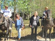 Passagiere Marijana und Jenny mit Pferden bei einer Gaucho-Vorführung in Chile.