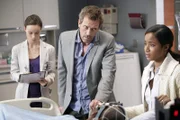 House (Hugh Laurie, M.) hat verhindert, dass der Patient Lee (Mos Def, lieg.), der versehentlich für hirntot erklärt wurde, für die Transplantation seines Herzens freigegeben wird. Während Molly (Faune Chambers, r.) um sein Leben bangt, beginnt Dr. Hadley "Dreizehn" (Olivia Wilde, l.) mit ersten Tests.