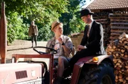 Joe Bend (James Chalmers) erklärt Pan Tau (Matt Edwards) den Traktor.