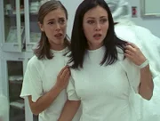 Phoebe (Alyssa Milano, l.) und Prue (Shannen Doherty, r.) müssen hilflos zusehen, wie ihre Schwester ins Koma fällt.
