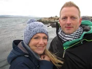 Ausflug  mit Entertainment-Managerin Cori und Zweitem Offizier Christian Baumann zur Seelöwenkolonie. Die beiden sind an Land und stehen vor der Seelöwenbucht.