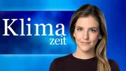 Für die ARD produziert das ARD-Wetterkompetenzzentrum (als Koproduktion des HR mit dem SWR) die halbstündige „KlimaZeit“, die sich ausschließlich Klima-Themen widmet, moderiert von Jennifer Sieglar (im Bild). Vertiefende Berichte beleuchten aktuelle Veränderungen, in Gesprächen mit Umwelt-Expertinnen und -Experten werden Entscheidungen eingeordnet und Meteorologinnen und Meteorologen aus dem ARD-Wetterkompetenzzentrum und der ganzen Welt erklären, wie sich das Klima wandelt und welche Auswirkungen das auf das Wetter hat. Anschauliche Grafiken ergänzen die Informationen.