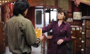 Eine Spur führt Brennan (Emily Deschanel) in den chinesischen Kräutershop von Ming Tsou (Jack Yang), der tatsächlich wertvolle Informationen für ihre Ermittlungen hat.